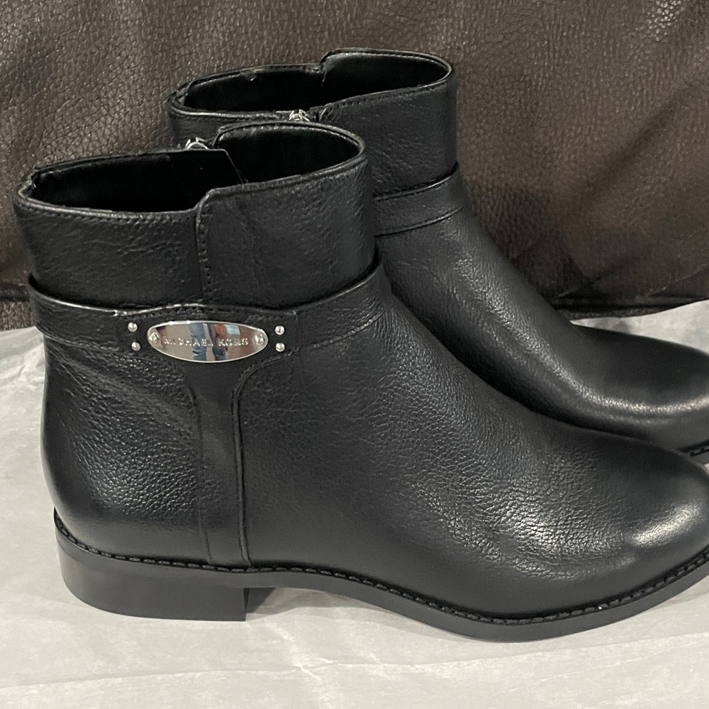 MICHAEL KORS
Leather Ankle Boot